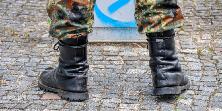 Beine in Uniform und Stiefel