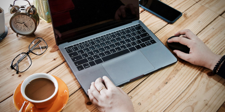 Laptop und Kaffee